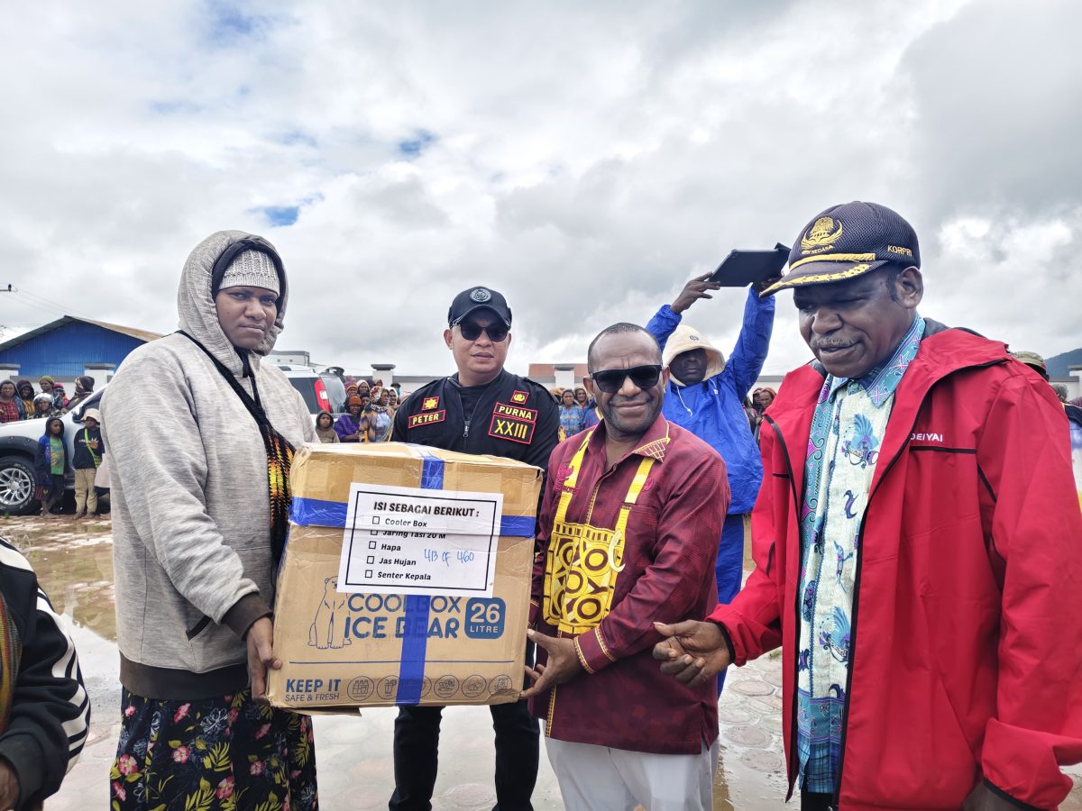 Bupati Deiyai Melkianus Mote, S.T didampingi kepala Dinas Perikanan Marius Pakage dan Peter Kepala Inspektorat saat menyerahkan Bantuan kepada salah satu Ibu penerima manfaat, Sabtu, 27/6/2026.