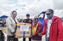 Bupati Deiyai Melkianus Mote, S.T didampingi kepala Dinas Perikanan Marius Pakage dan Peter Kepala Inspektorat saat menyerahkan Bantuan kepada salah satu Ibu penerima manfaat, Sabtu, 27/6/2026.