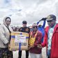 Bupati Deiyai Melkianus Mote, S.T didampingi kepala Dinas Perikanan Marius Pakage dan Peter Kepala Inspektorat saat menyerahkan Bantuan kepada salah satu Ibu penerima manfaat, Sabtu, 27/6/2026.