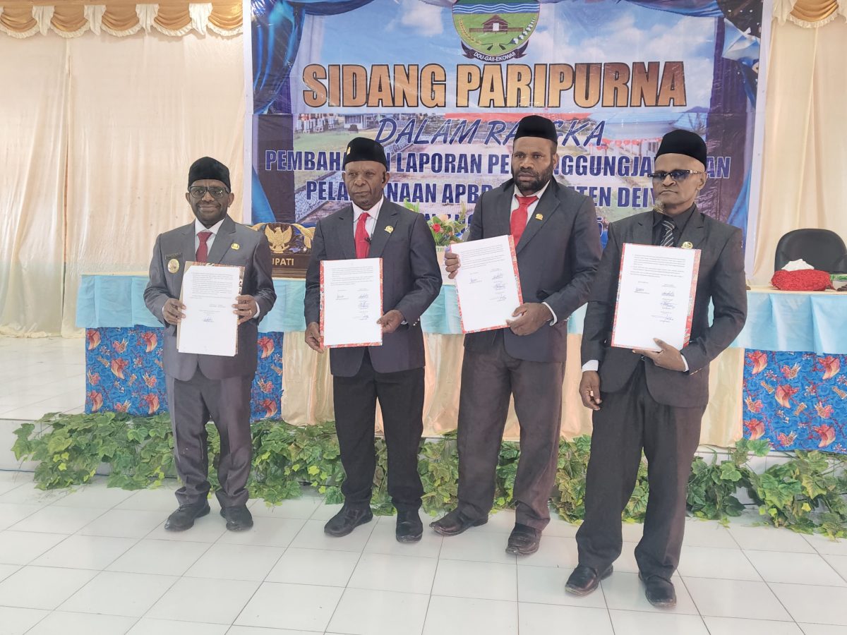 Bupati Deiyai Melkianus Mote, ST, Ketua DPRK Gergorius Mote, Wakil Ketua I Linus Koto dan Wakil Ketua II Dames Pekei saat menandatangani surat Keputusan, Senin, 29/6/2026. 