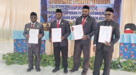 Bupati Deiyai Melkianus Mote, ST, Ketua DPRK Gergorius Mote, Wakil Ketua I Linus Koto dan Wakil Ketua II Dames Pekei saat menandatangani surat Keputusan, Senin, 29/6/2026. 