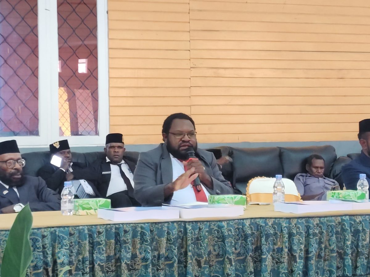 Anggota DPRK Kabupaten Deiyai Fraksi Golkar sekaligus Ketua Komisi A, Obeth Kotouki, menyampaikan pandangan umum dalam Sidang Paripurna LKPJ APBD 2025. (Foto: SK Sinar Bemo) 