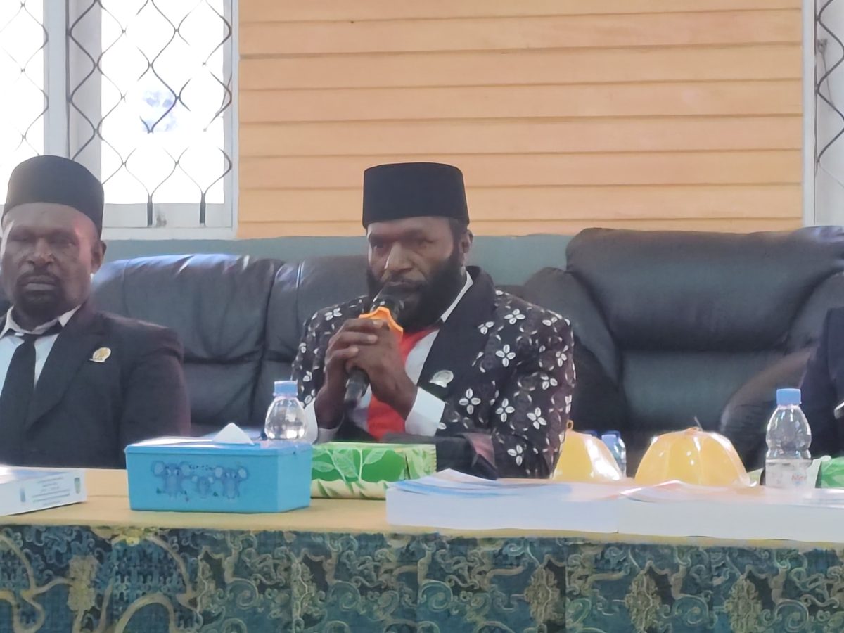 Wakil ketua III Amison Frank Dogopia menyampaikan Pandangan Umum fraksi dalam rapat paripurna DPRK kabupaten Deiya, Senin, 29/6/2026