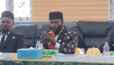 Wakil ketua III Amison Frank Dogopia menyampaikan Pandangan Umum fraksi dalam rapat paripurna DPRK kabupaten Deiya, Senin, 29/6/2026