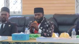 Wakil ketua III Amison Frank Dogopia menyampaikan Pandangan Umum fraksi dalam rapat paripurna DPRK kabupaten Deiya, Senin, 29/6/2026