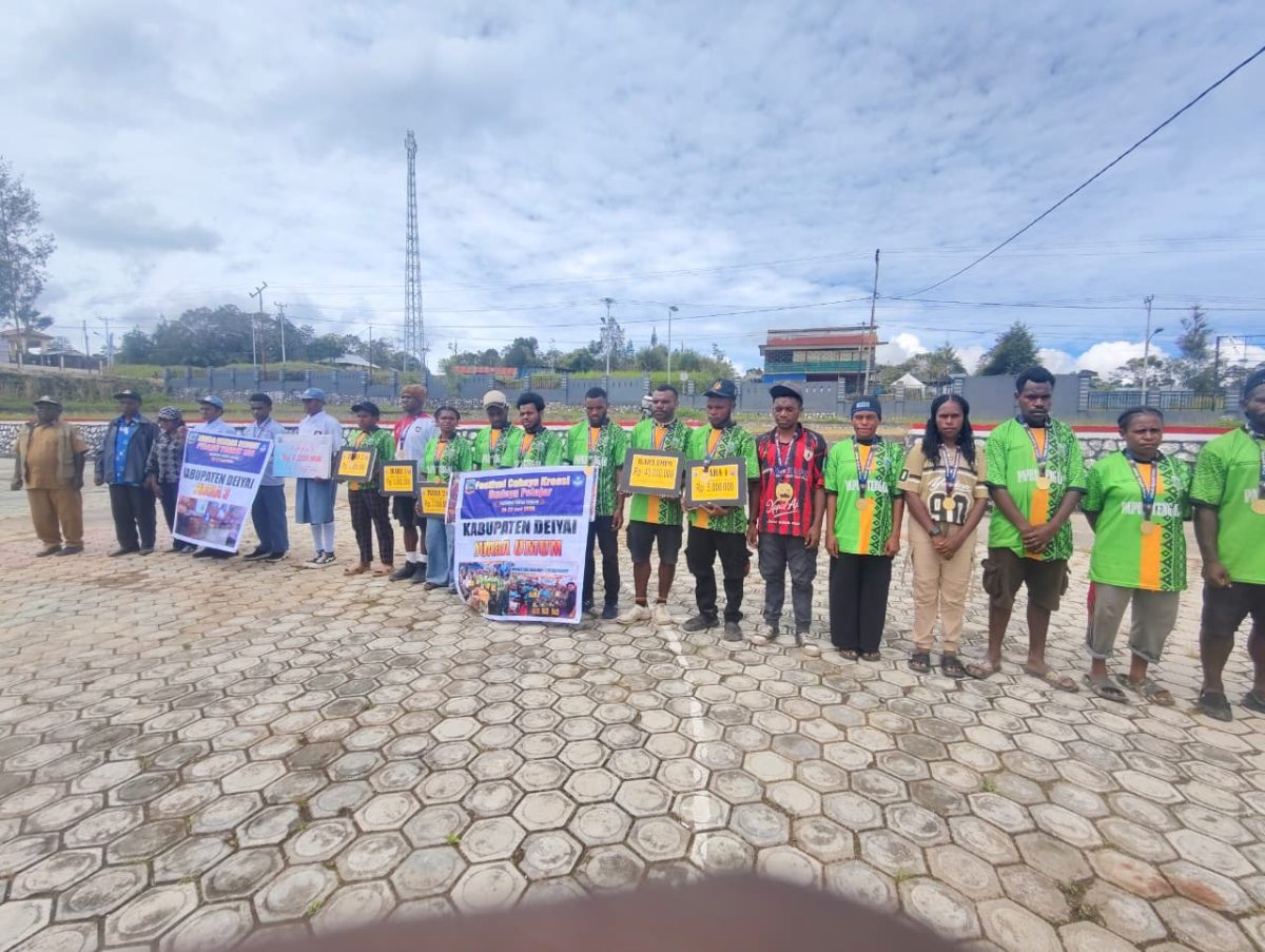 Kontingen pelajar SMA/SMK Kabupaten Deiyai yang berhasil meraih Juara Umum pada Festival Cahaya Kreasi Papua Tengah, di halaman kantor bupati Deiyai, Selasa, 30/6/2026.