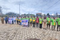 Kontingen pelajar SMA/SMK Kabupaten Deiyai yang berhasil meraih Juara Umum pada Festival Cahaya Kreasi Papua Tengah, di halaman kantor bupati Deiyai, Selasa, 30/6/2026.