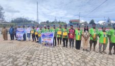 Kontingen pelajar SMA/SMK Kabupaten Deiyai yang berhasil meraih Juara Umum pada Festival Cahaya Kreasi Papua Tengah, di halaman kantor bupati Deiyai, Selasa, 30/6/2026.