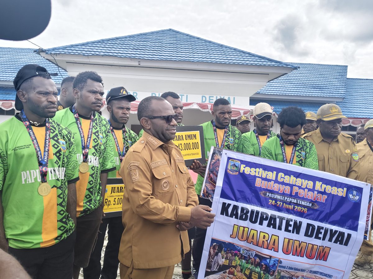 Bupati Deiyai Melkianus Mote, ST bersama Kontingen di halaman kantor Bupati, Selasa, 30/6/2026