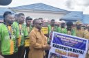 Bupati Deiyai Melkianus Mote, ST bersama Kontingen di halaman kantor Bupati, Selasa, 30/6/2026