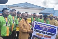 Bupati Deiyai Melkianus Mote, ST bersama Kontingen di halaman kantor Bupati, Selasa, 30/6/2026