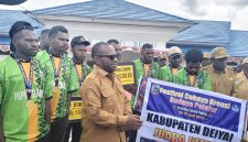 Bupati Deiyai Melkianus Mote, ST bersama Kontingen di halaman kantor Bupati, Selasa, 30/6/2026