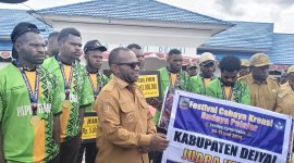 Bupati Deiyai Melkianus Mote, ST bersama Kontingen di halaman kantor Bupati, Selasa, 30/6/2026