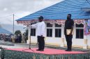 Bupati Deiyai didampingi ajudan saat pimpin upacara pembukaan di halaman kantor Bupati, Kamis, 2/7/2026 siang. 