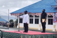 Bupati Deiyai didampingi ajudan saat pimpin upacara pembukaan di halaman kantor Bupati, Kamis, 2/7/2026 siang. 
