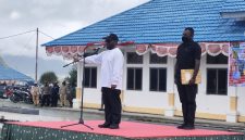 Bupati Deiyai didampingi ajudan saat pimpin upacara pembukaan di halaman kantor Bupati, Kamis, 2/7/2026 siang.