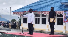 Bupati Deiyai didampingi ajudan saat pimpin upacara pembukaan di halaman kantor Bupati, Kamis, 2/7/2026 siang. 