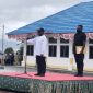 Bupati Deiyai didampingi ajudan saat pimpin upacara pembukaan di halaman kantor Bupati, Kamis, 2/7/2026 siang. 