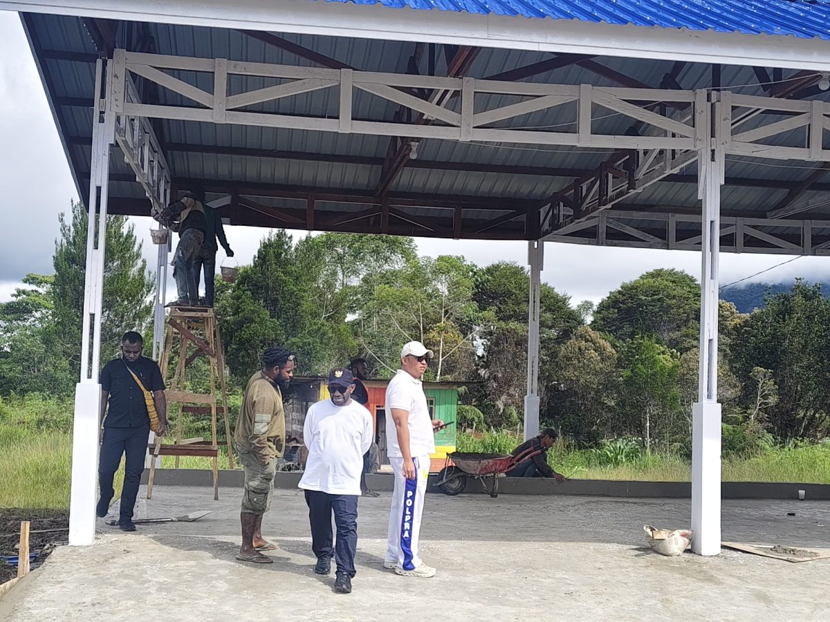 Bupati Deiyai didampingi kepala Inspektorat, Wakil ketua Komunitas Sopir Mee Yoka Ajudan saat Tinjau bangunan Sekretariat dan bengkel, Kamis, 2/6/2026. 