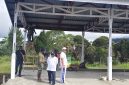 Bupati Deiyai didampingi kepala Inspektorat, Wakil ketua Komunitas Sopir Mee Yoka Ajudan saat Tinjau bangunan Sekretariat dan bengkel, Kamis, 2/6/2026. 