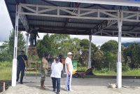 Bupati Deiyai didampingi kepala Inspektorat, Wakil ketua Komunitas Sopir Mee Yoka Ajudan saat Tinjau bangunan Sekretariat dan bengkel, Kamis, 2/6/2026. 