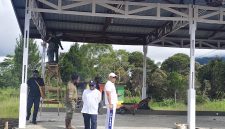 Bupati Deiyai didampingi kepala Inspektorat, Wakil ketua Komunitas Sopir Mee Yoka Ajudan saat Tinjau bangunan Sekretariat dan bengkel, Kamis, 2/6/2026.