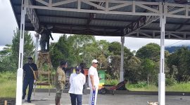 Bupati Deiyai didampingi kepala Inspektorat, Wakil ketua Komunitas Sopir Mee Yoka Ajudan saat Tinjau bangunan Sekretariat dan bengkel, Kamis, 2/6/2026. 