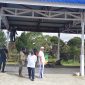 Bupati Deiyai didampingi kepala Inspektorat, Wakil ketua Komunitas Sopir Mee Yoka Ajudan saat Tinjau bangunan Sekretariat dan bengkel, Kamis, 2/6/2026. 