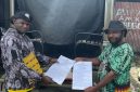 Ksat Pol PP Gregorius Mote, SE dan bagian aset BPKAD Tetopituma Pakage, S.AB pegang surat pernyataan penyerahan Mobil, Kamis, 2/7/2026. 