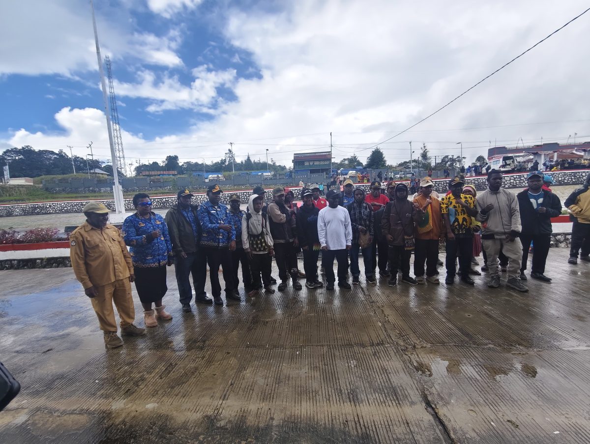 Bupati Deiyai, Melkianus Mote, ST, berfoto bersama 12 siswa penerima Program ADEM Tahun 2026 usai acara pelepasan di halaman Kantor Bupati Deiyai, Kamis (2/7/2026).