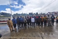 Bupati Deiyai, Melkianus Mote, ST, berfoto bersama 12 siswa penerima Program ADEM Tahun 2026 usai acara pelepasan di halaman Kantor Bupati Deiyai, Kamis (2/7/2026).