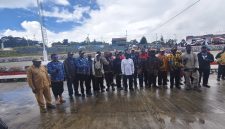 Bupati Deiyai, Melkianus Mote, ST, berfoto bersama 12 siswa penerima Program ADEM Tahun 2026 usai acara pelepasan di halaman Kantor Bupati Deiyai, Kamis (2/7/2026).