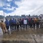 Bupati Deiyai, Melkianus Mote, ST, berfoto bersama 12 siswa penerima Program ADEM Tahun 2026 usai acara pelepasan di halaman Kantor Bupati Deiyai, Kamis (2/7/2026).