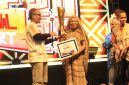 Ketua Dekranasda Kabupaten Deiyai, Fransina Rumbiak Mote, menunjukkan piala Juara Umum Festival Timika Inside Festival of Art (TIFA) 2026 yang berhasil diraih untuk kedua kalinya secara berturut-turut.