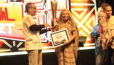 Ketua Dekranasda Kabupaten Deiyai, Fransina Rumbiak Mote, menunjukkan piala Juara Umum Festival Timika Inside Festival of Art (TIFA) 2026 yang berhasil diraih untuk kedua kalinya secara berturut-turut.