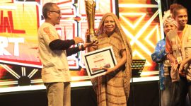 Ketua Dekranasda Kabupaten Deiyai, Fransina Rumbiak Mote, menunjukkan piala Juara Umum Festival Timika Inside Festival of Art (TIFA) 2026 yang berhasil diraih untuk kedua kalinya secara berturut-turut.