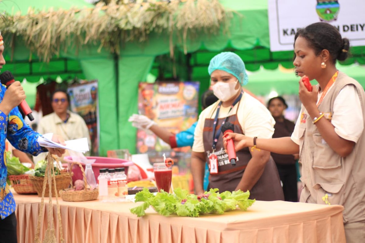Perwakilan Perekda Setda Deiyai, Elisabeth Helena Aibekop pada saat Cooking Live.