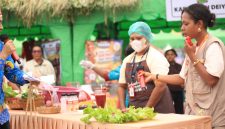 Perwakilan Perekda Setda Deiyai, Elisabeth Helena Aibekop pada saat Cooking Live.