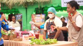 Perwakilan Perekda Setda Deiyai, Elisabeth Helena Aibekop pada saat Cooking Live. 
