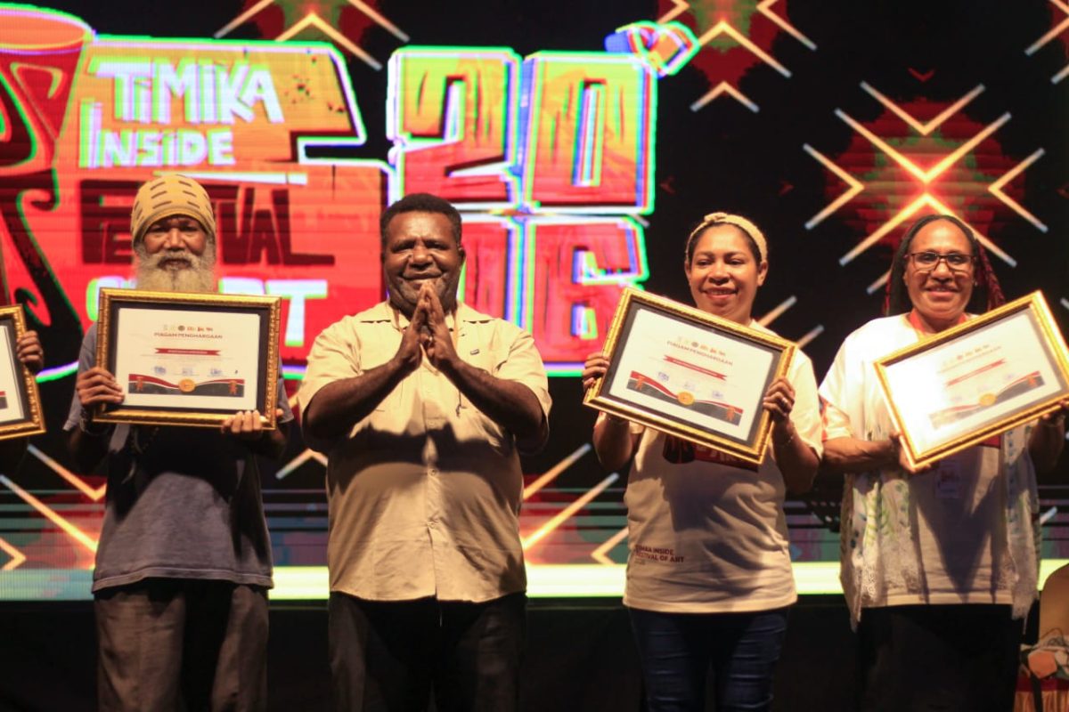 Kepala Dinas UMKM Timika Semuel Yogi bersama sejumlah peserta setelah menerima Piagam penghargaan.