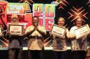 Kepala Dinas UMKM Timika Semuel Yogi bersama sejumlah peserta setelah menerima Piagam penghargaan.
