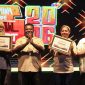 Kepala Dinas UMKM Timika Semuel Yogi bersama sejumlah peserta setelah menerima Piagam penghargaan. 