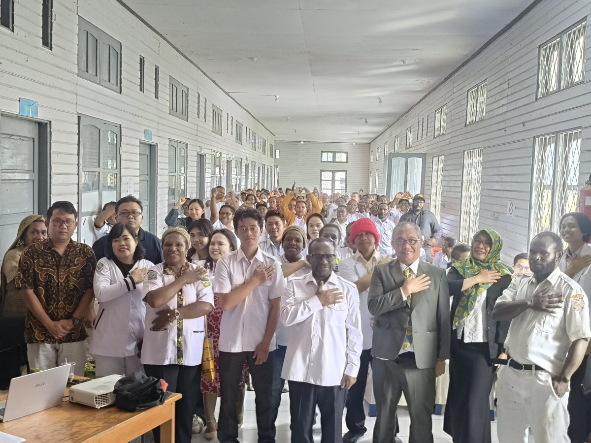 Bupati Deiyai Melkianus Mote, ST, bersama tim surveior LARSQI dan jajaran RSUD Deiyai.
