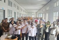 Bupati Deiyai Melkianus Mote, ST, bersama tim surveior LARSQI dan jajaran RSUD Deiyai. 