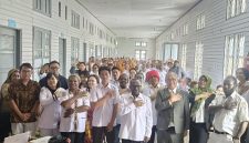 Bupati Deiyai Melkianus Mote, ST, bersama tim surveior LARSQI dan jajaran RSUD Deiyai.