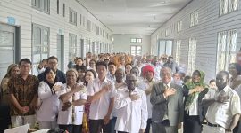 Bupati Deiyai Melkianus Mote, ST, bersama tim surveior LARSQI dan jajaran RSUD Deiyai. 