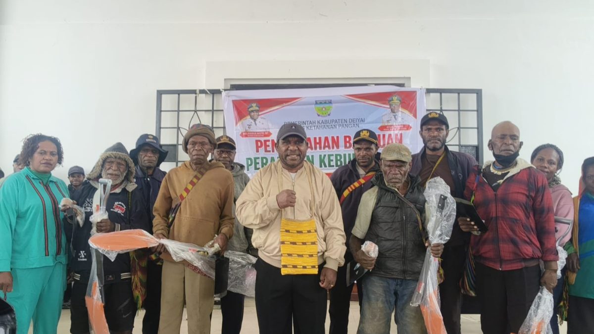 Asisten I Bidang Pemerintahan dan Kesejahteraan Rakyat Setda Kabupaten Deiyai, Simon Mote, S.S.T.P., mewakili Bupati Deiyai menyerahkan secara simbolis 400 paket bantuan peralatan kebun kepada perwakilan kelompok tani dan masyarakat di Halaman Aula Tuyana, Jumat (10/7/2026).