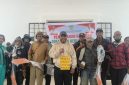 Asisten I Bidang Pemerintahan dan Kesejahteraan Rakyat Setda Kabupaten Deiyai, Simon Mote, S.S.T.P., mewakili Bupati Deiyai menyerahkan secara simbolis 400 paket bantuan peralatan kebun kepada perwakilan kelompok tani dan masyarakat di Halaman Aula Tuyana, Jumat (10/7/2026).