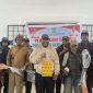 Asisten I Bidang Pemerintahan dan Kesejahteraan Rakyat Setda Kabupaten Deiyai, Simon Mote, S.S.T.P., mewakili Bupati Deiyai menyerahkan secara simbolis 400 paket bantuan peralatan kebun kepada perwakilan kelompok tani dan masyarakat di Halaman Aula Tuyana, Jumat (10/7/2026).