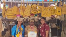 Ketua Dekranasda Kabupaten Deiyai, Fransina Rumbiak Mote, S.KM., M.K.M., dan Tim menerima Piagam Penghargaan sebagai Peserta Pameran HUT ke-46 Dekranas Tahun 2026 di Makassar.